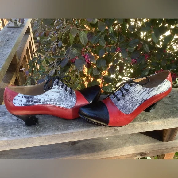 JOHN VLUEVOG SIZE 8 woman 
Original included - Picture 7 of 8